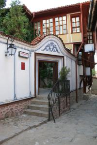 Un escalier mène à une porte. dans l'établissement Hotel Alafrangite, à Plovdiv