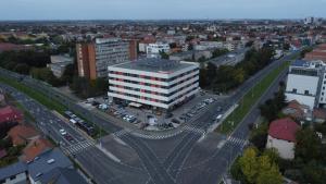 uma vista aérea de um edifício numa cidade em ArtHomes Apartments em Timişoara