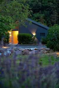 uma casa com uma porta amarela num quintal em Mátra Forest Resort em Matrafured