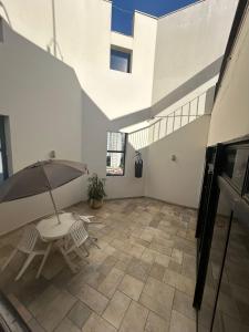 a patio with a table and an umbrella at Flat Luxuoso Biena Sena Madureira Vila Mariana com garagem 1009 in Sao Paulo