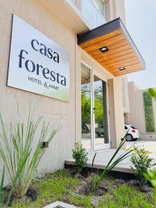 萨尔塔Casa Foresta的大楼内的一个casa forza酒店和活动标志