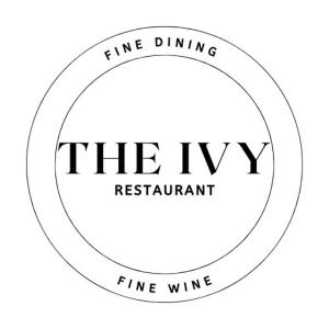 um logótipo preto e branco para o restaurante Ivy em The Ivy Rooms em Clifden