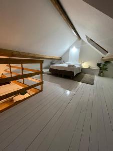 Cama ou camas em um quarto em Attic European Quarter