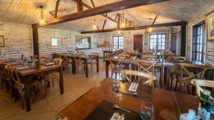 A restaurant or other place to eat at Finca del Sacramento