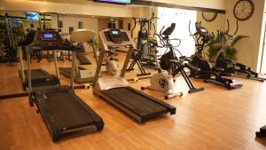 - une salle de sport avec plusieurs vélos d'exercice et des équipements d'exercice dans l'établissement Flora Airport Hotel and Convention Centre Kochi, à Nedumbassery