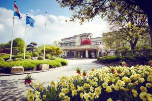 un jardin de fleurs devant un bâtiment dans l'établissement Mondorf Parc Hotel & Spa, à Mondorf-les-Bains