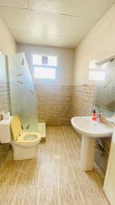 uma casa de banho com um WC e um lavatório em Holiday Home Rent villa em Sharjah