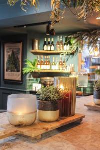 un comptoir avec des pots de plantes sur une table dans l'établissement STAY on the High Street, à Tarporley