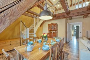 een eetkamer met een houten tafel en stoelen bij Ferienwohnungen Steinweg 61 in Quedlinburg