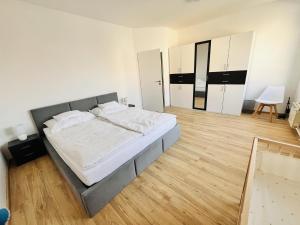 เตียงในห้องที่ Franco Piešťany Apartments