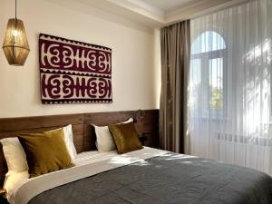 Ліжко або ліжка в номері WEST INN Akjola Hotel