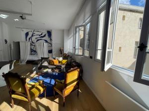 een woonkamer met een tafel en een bank bij Le Loft du Homard Bleu à Saint-Malo Intra-Muros in Saint-Malo