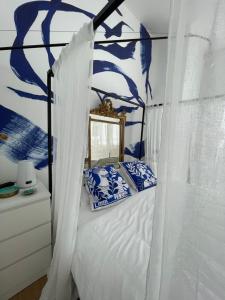 een slaapkamer met een hemelbed bij Le Loft du Homard Bleu à Saint-Malo Intra-Muros in Saint-Malo