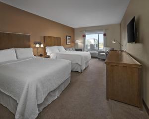 เตียงในห้องที่ Four Points by Sheraton Sherwood Park