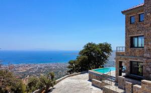 Cette maison offre une vue sur l'océan. dans l'établissement Drys Villas Mekoynida, à Karistos