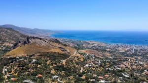 - une vue aérienne sur la ville et l'océan dans l'établissement Drys Villas Mekoynida, à Karistos