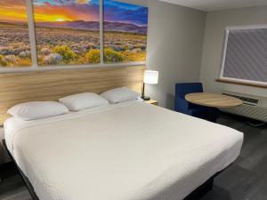 Una cama o camas en una habitación de Days Inn by Wyndham El Paso West