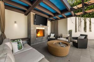 ein Wohnzimmer mit einem Sofa und einem Kamin in der Unterkunft West Hollywood Hills Jacuzzi and Beautiful View in Los Angeles