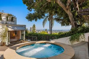 einen Pool auf einer Terrasse mit einem Baum in der Unterkunft West Hollywood Hills Jacuzzi and Beautiful View in Los Angeles