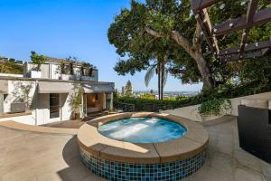 einen Whirlpool im Freien im Hinterhof eines Hauses in der Unterkunft West Hollywood Hills Jacuzzi and Beautiful View in Los Angeles