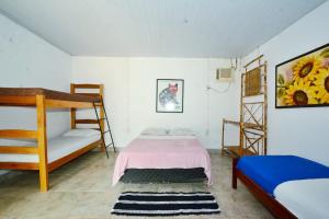 เตียงในห้องที่ Hostel e Camping Jardim da Mata