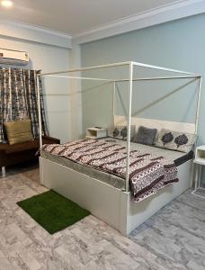 1 cama con dosel en una habitación en 2 BHK ARTISTIC APPARTMENT, en Jaipur