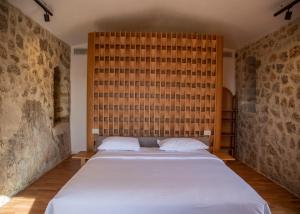 a bedroom with a large bed in a room at Zoe Hora in Dhërmi