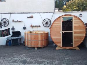 barril de madera y bañera junto a un edificio en OldHouse, en Koprivshtitsa