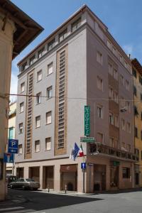 ein großes Gebäude an der Ecke einer Straße in der Unterkunft Hotel Europa Parking in Livorno