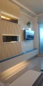 a kitchen with a tv on a wall at 1bedroom seaview ห้องวิวทะเล ชั้น28 premium highfloorวิ in Jomtien Beach