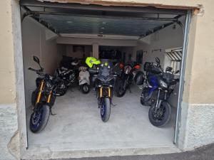 um grupo de motociclos estacionados numa garagem em Da Chris e Lisa em Trento