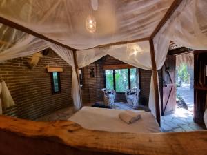 una camera con un grande letto in una tenda di Eco Hotel Tahawi a Ajijic