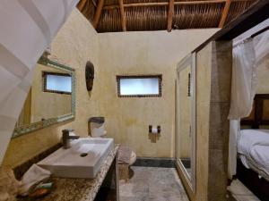 bagno con lavandino e doccia di Eco Hotel Tahawi a Ajijic