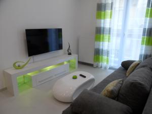 TV i/ili multimedijalni sistem u objektu Laura Deluxe Apartment