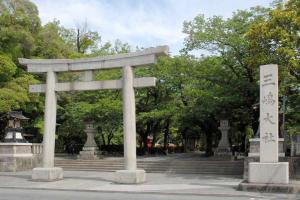 une porte torii dans un parc arboré dans l'établissement Guesthouse giwa - Vacation STAY 14269v, à Mishima