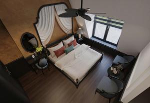 vistas a un dormitorio con cama y ventana en The ORCHID PREMIUM Hotel, en Hue