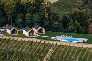 eine Luftansicht eines Hauses auf einem Weinberg in der Unterkunft Wine Resort Mak in Maribor