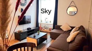 ディナンにあるStudio Hikoki et appartement Skyのリビングルーム(ソファ、テレビ付)