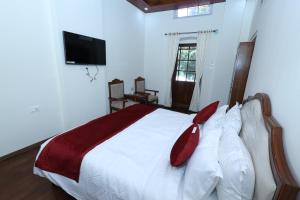 KSTDC Hotel Mayura Royal Heritage-Ooty में एक कमरे में एक या कई बेड