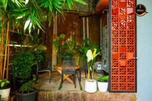 eine Terrasse mit einem Tisch und einem Haufen Pflanzen in der Unterkunft Miracle Hotel and Resorts in Kozhikode