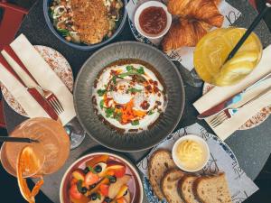 uma mesa cheia de comida com uma tigela de comida em Conscious Hotel The Tire Station em Amesterdão