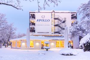 um edifício com um sinal na neve em Thermenhotel Apollo em Bad Füssing