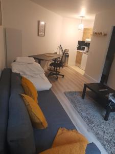 salon z kanapą i stołem w obiekcie Bellevue Family w mieście Boulogne-Billancourt