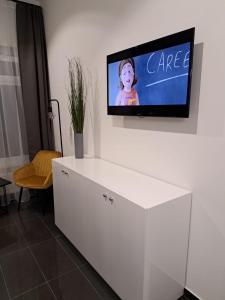 TV at/o entertainment center sa Schwarzwald City Loft