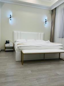 Cama ou camas em um quarto em WHITE HOTEL GYUMRI