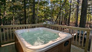 einen Whirlpool auf der Terrasse eines Hauses in der Unterkunft Hinckleys Dreamwood Cottages in Bar Harbor