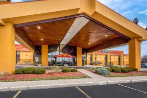 ein Parkplatz vor einem Hotel in der Unterkunft Quality Inn Fort Wayne in Fort Wayne