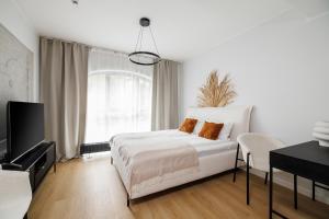 Cama ou camas em um quarto em City Break Plac Wolności 6 Aparthotel