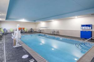 uma grande piscina num quarto de hotel em Home2 Suites Lexington Keeneland Airport, Ky em Lexington