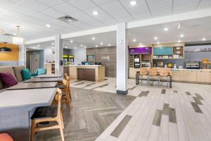 um lobby de um hospital com mesas e cadeiras em Home2 Suites Lexington Keeneland Airport, Ky em Lexington